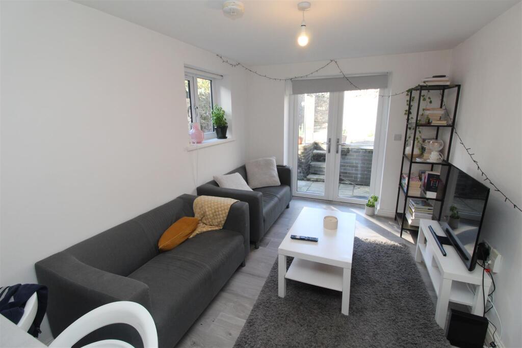 Flat Woodville Road in Cardiff