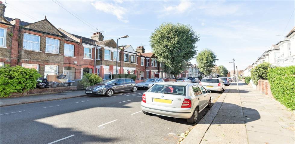 Flat Iverson Road in Greater London