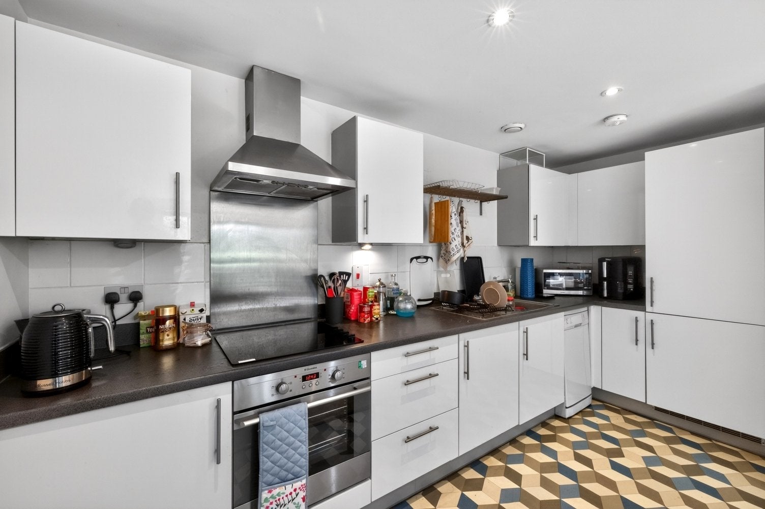 Flat Spa Road in Greater London