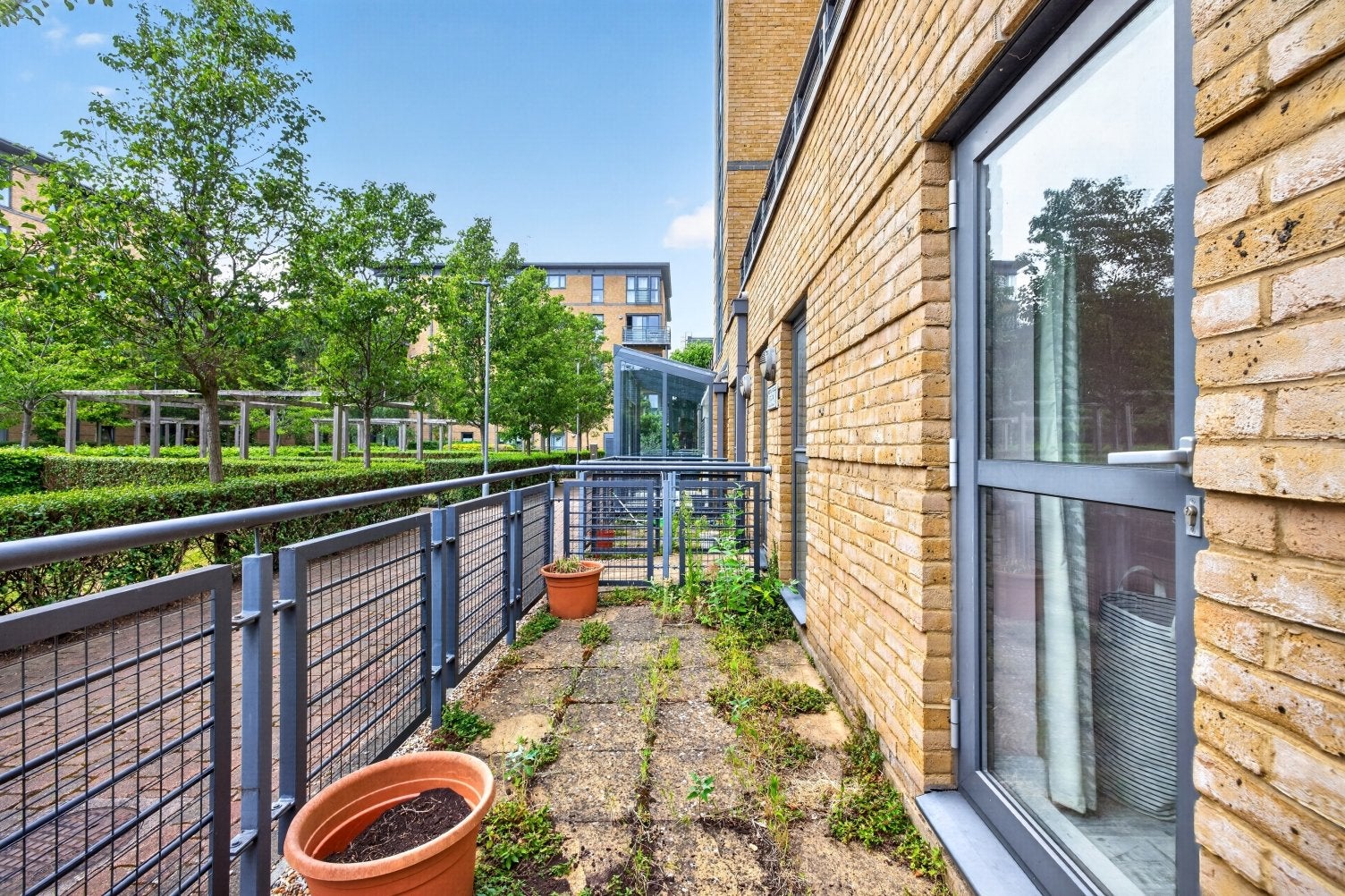 Flat Spa Road in Greater London