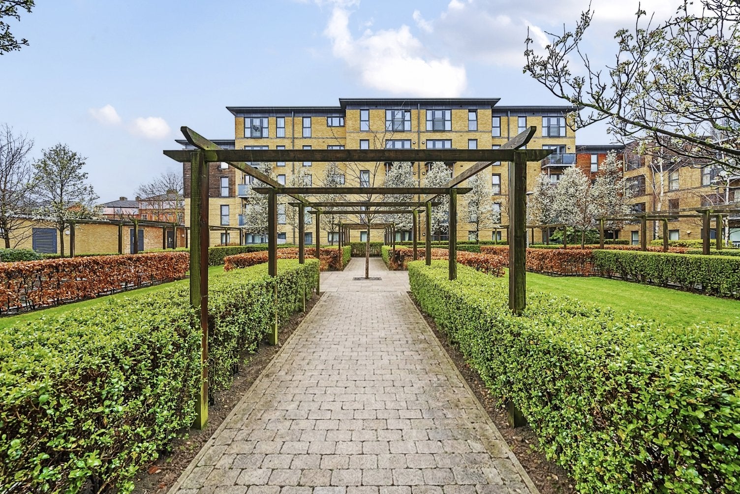 Flat Spa Road in Greater London