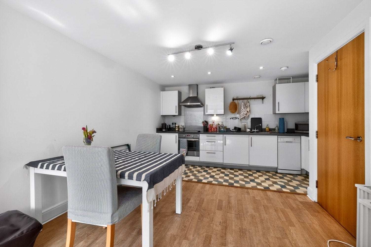 Flat Spa Road in Greater London