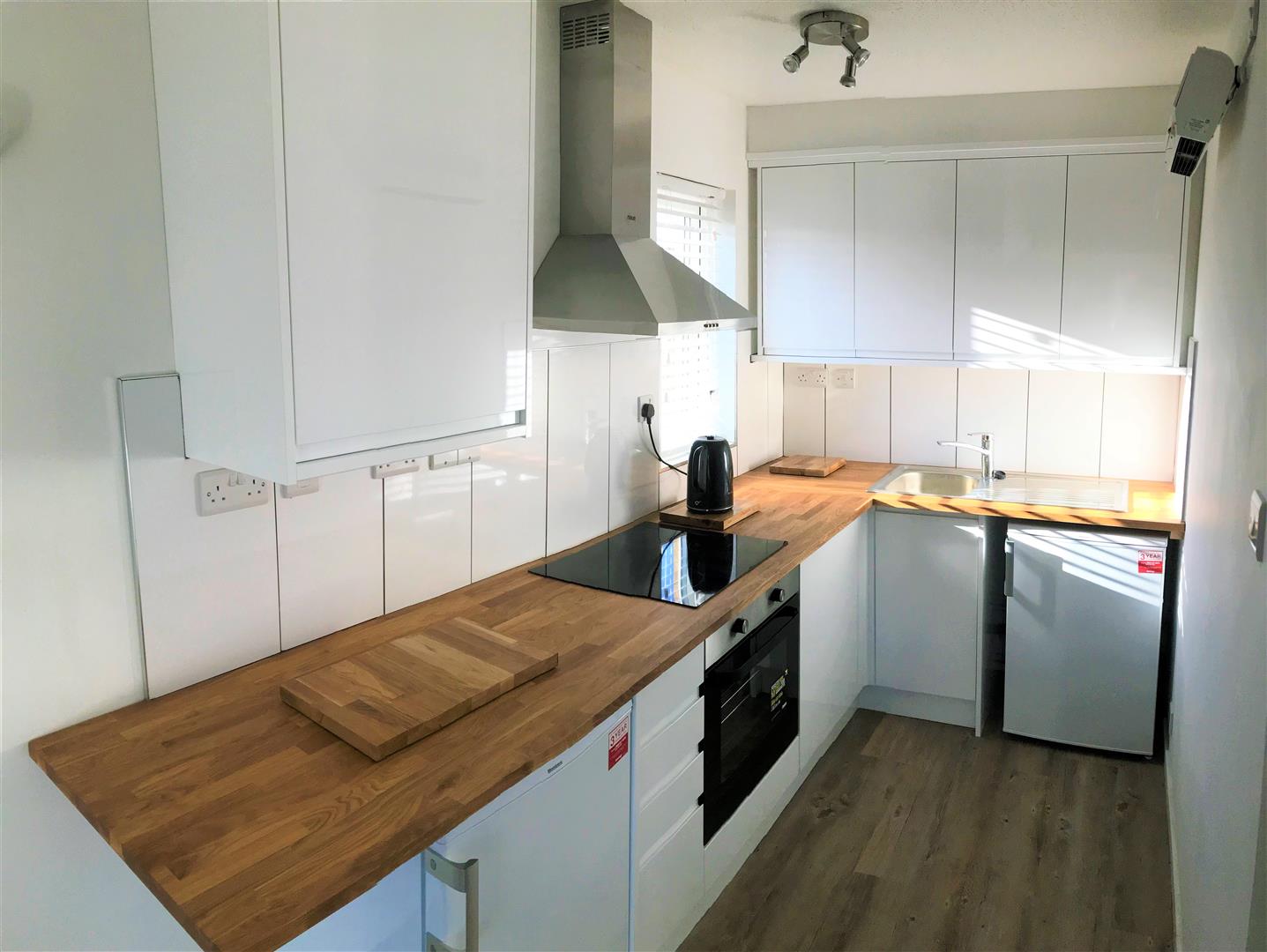 Flat Coe Avenue in Greater London