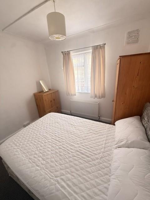 Flat Coe Avenue in Greater London