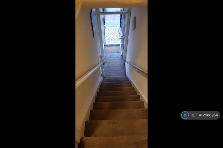 Flat Wingrove Avenue in Newcastle upon Tyne