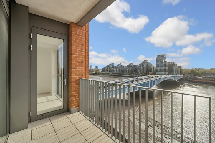 Flat Carnwath Road in Greater London