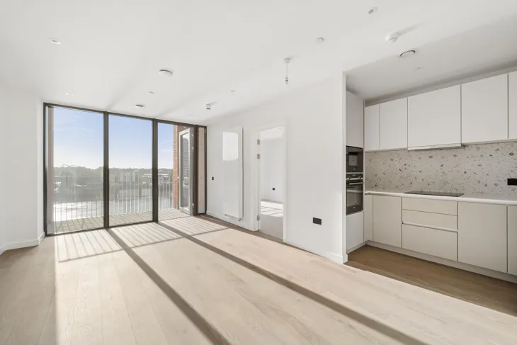 Flat Carnwath Road in Greater London