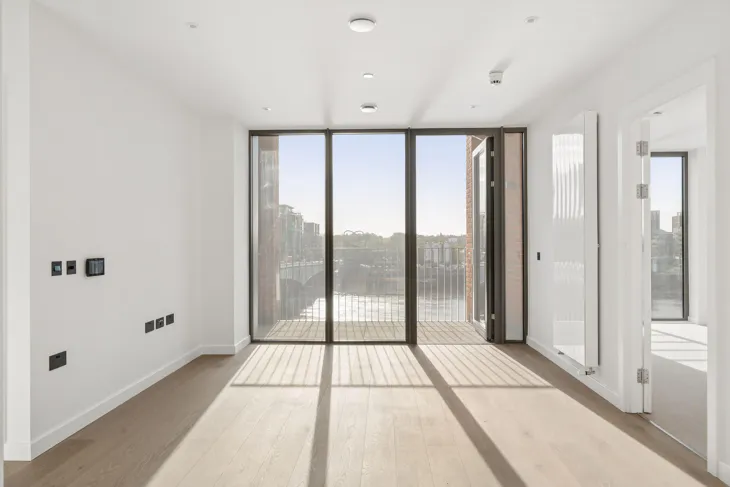 Flat Carnwath Road in Greater London