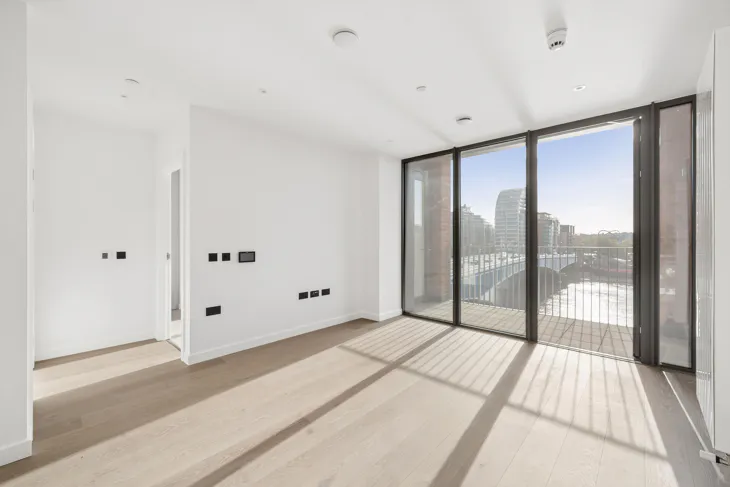 Flat Carnwath Road in Greater London