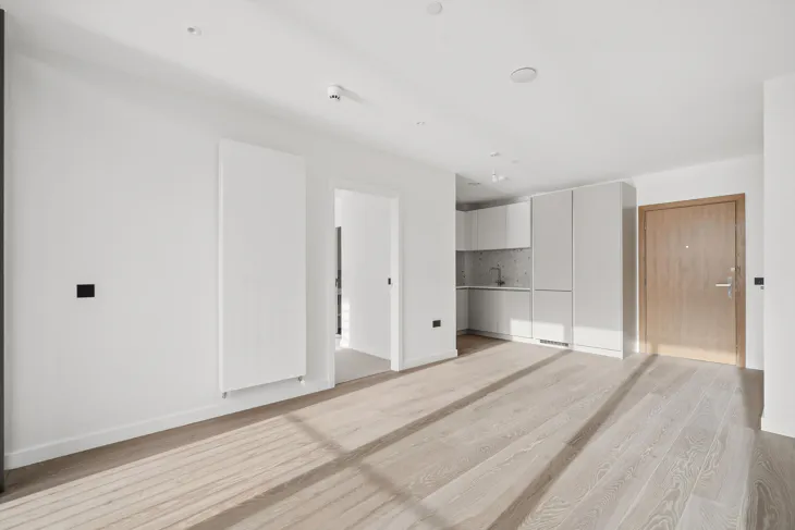 Flat Carnwath Road in Greater London