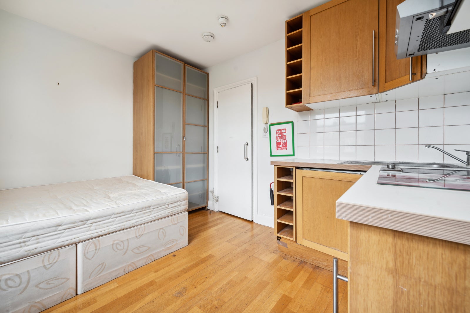 Flat Warbeck Road in Greater London