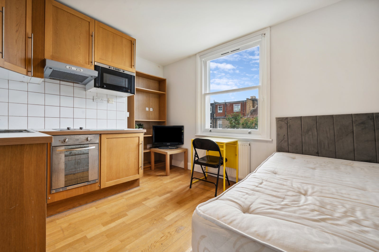 Flat Warbeck Road in Greater London