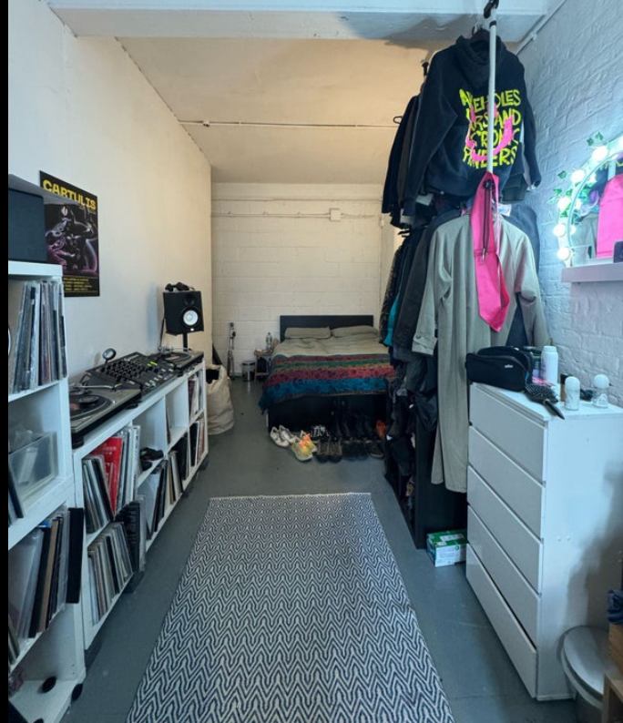 Room Queens Yard in Greater London