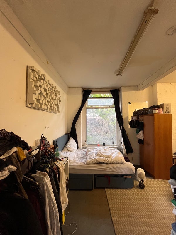 Room Queens Yard in Greater London