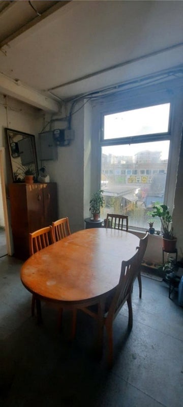 Room Queens Yard in Greater London