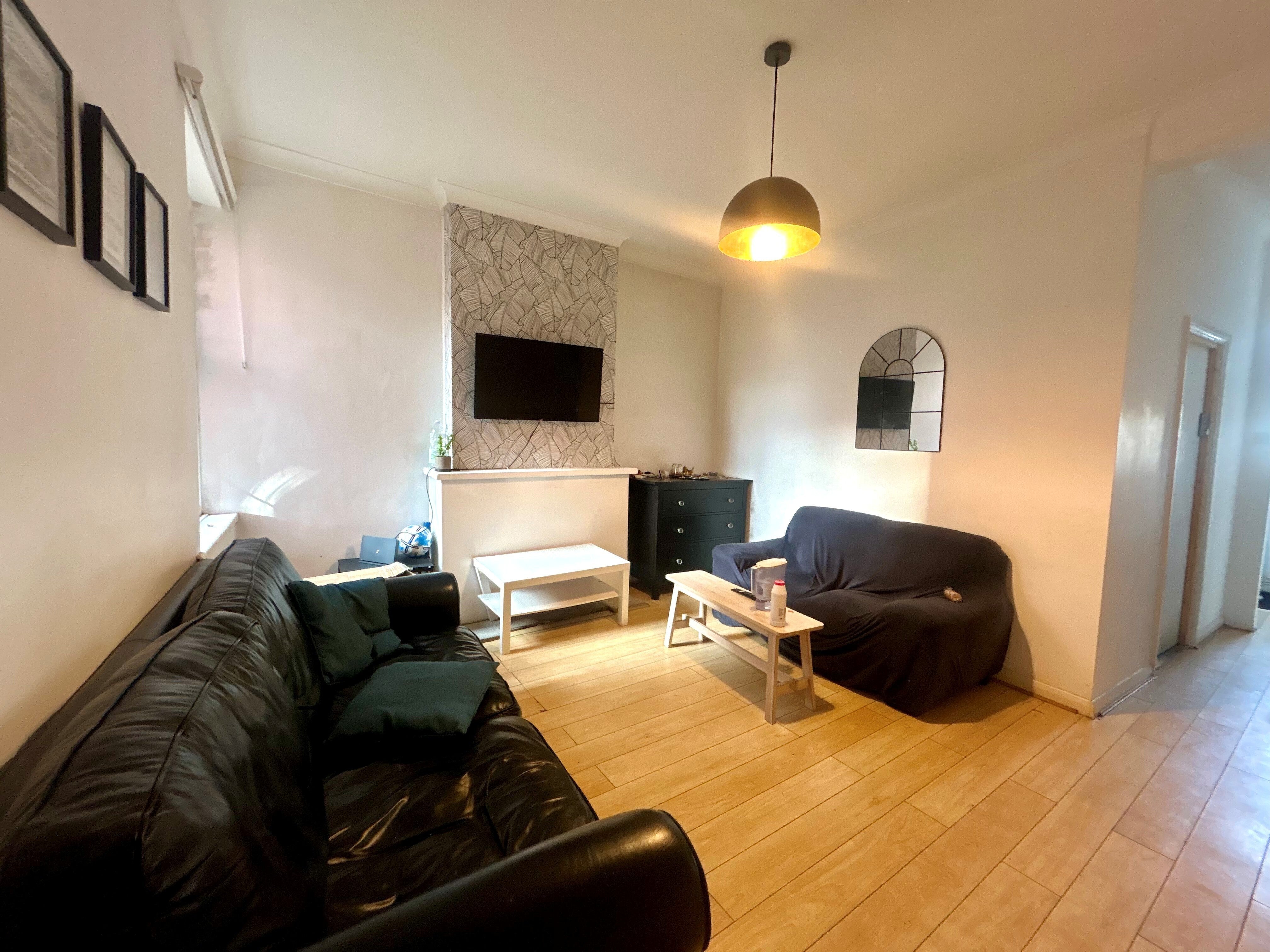 Flat Fratton Road in Portsmouth