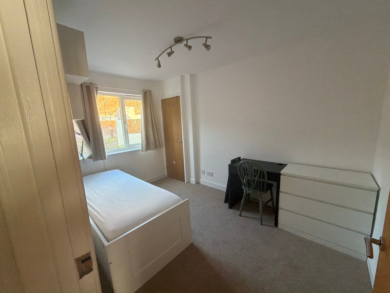 Room Woodville Road in Warwick