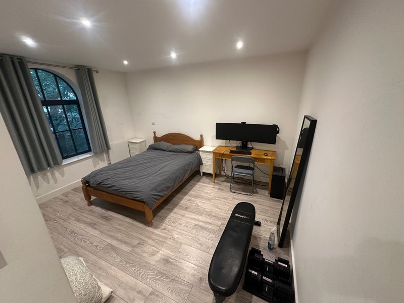 Room Station Road in Greater London