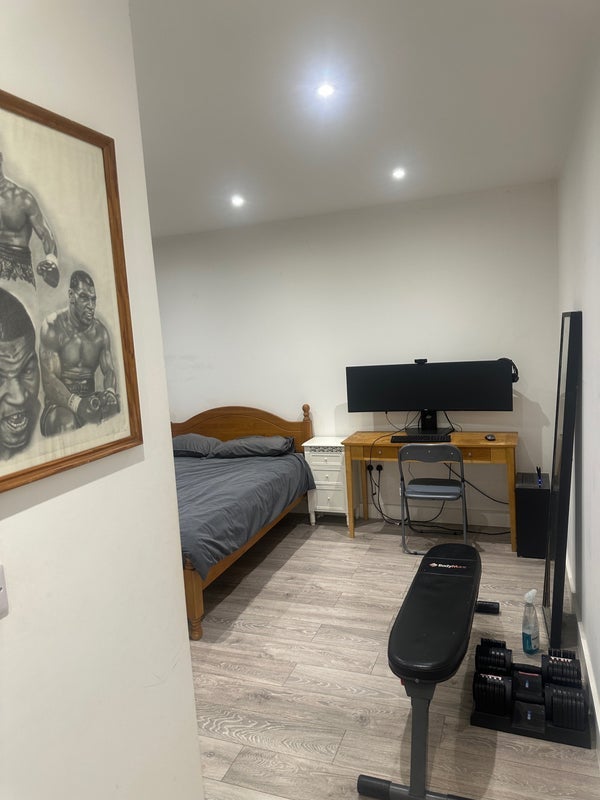 Room Station Road in Greater London
