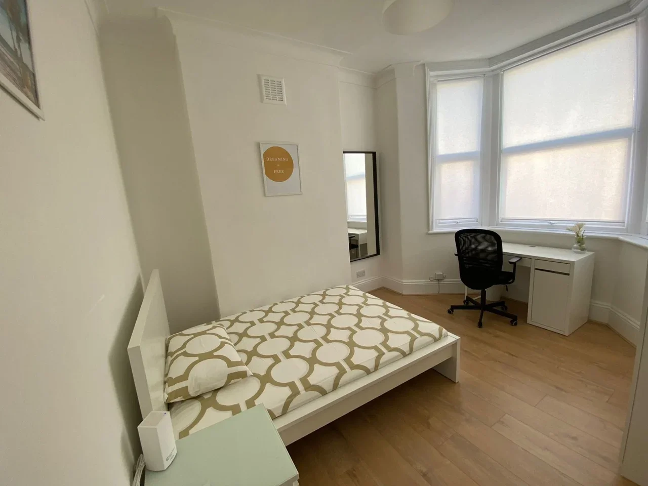 Room Floyd Road in Greater London