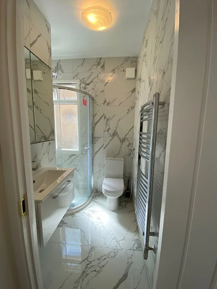 Room Floyd Road in Greater London