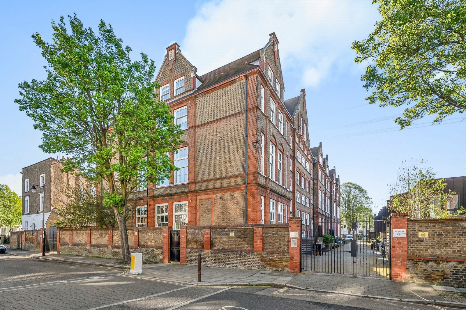 Flat Ecclesbourne Road in Greater London