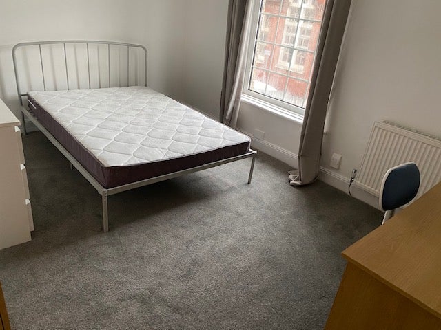 Room Bramble Road in Portsmouth