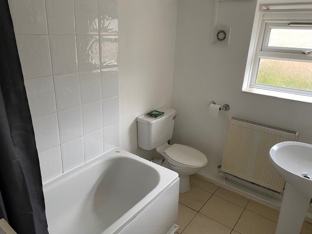 Room Bramble Road in Portsmouth