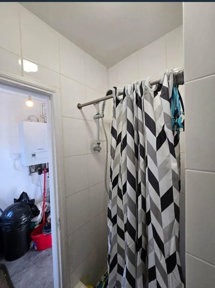 Room Manor Road in Greater London