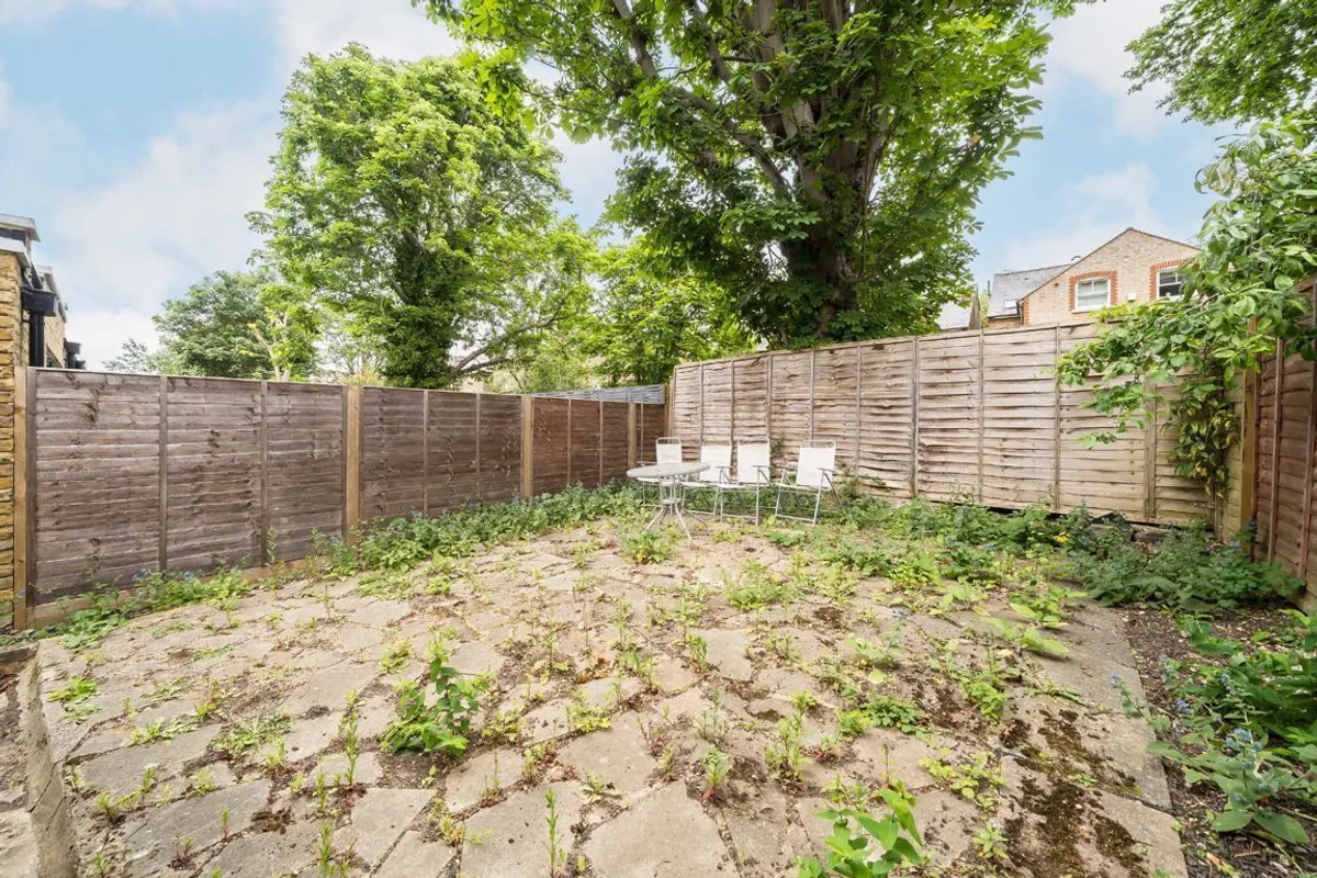 Flat Carminia Road in Greater London