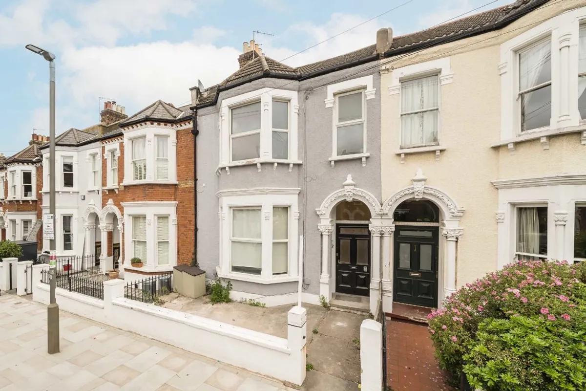 Flat Carminia Road in Greater London