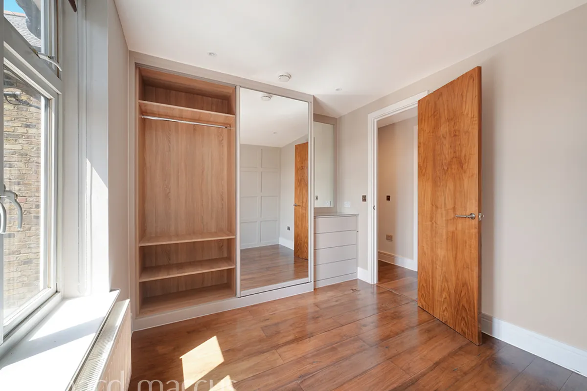 Flat Chiswick High Road in Greater London