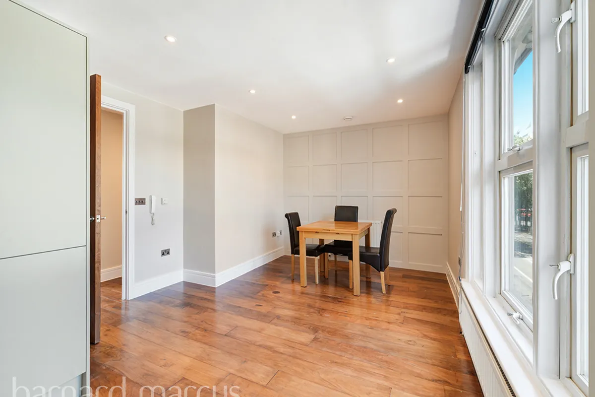 Flat Chiswick High Road in Greater London