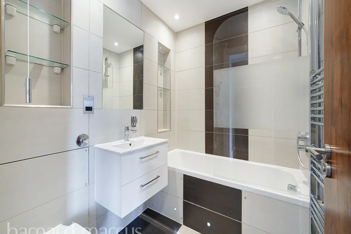 Flat Chiswick High Road in Greater London