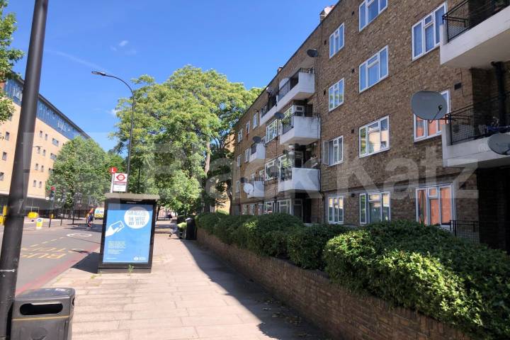 Flat Borough High Street in Greater London
