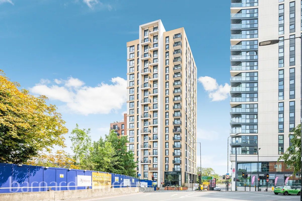 Flat Sutton Court Road in Greater London