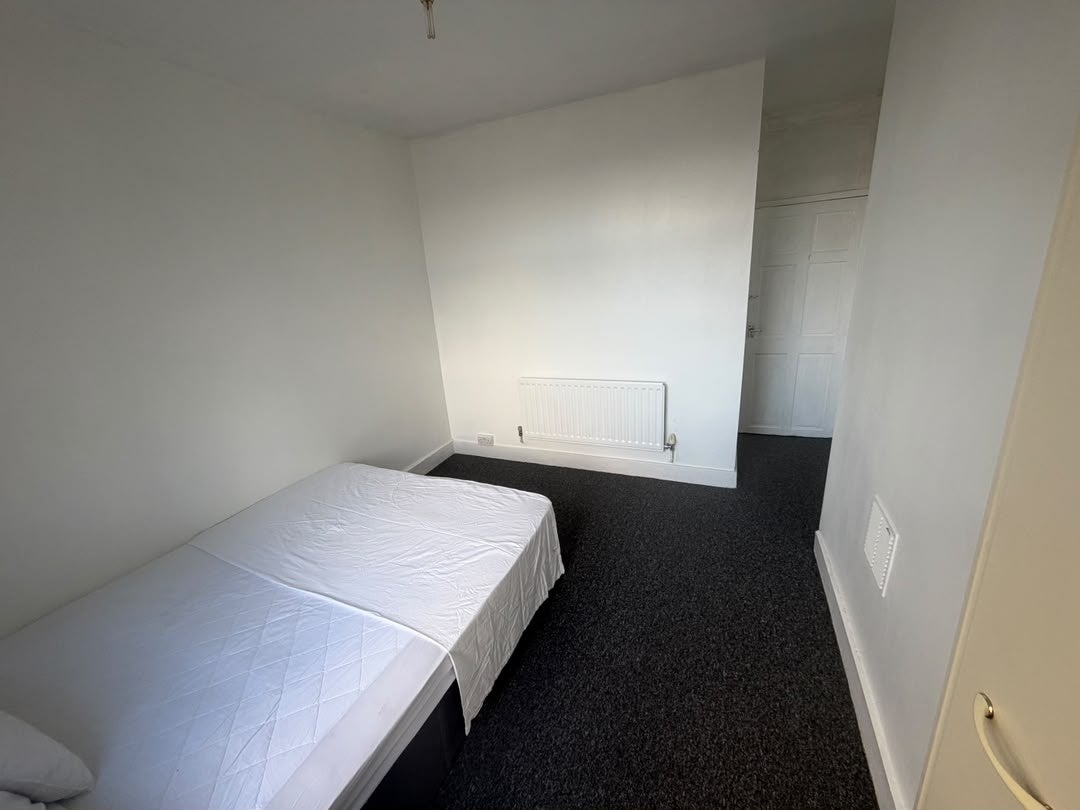 Room Dawson's Hill Footpath (Dunstan's Road to Ladlands) in Greater London