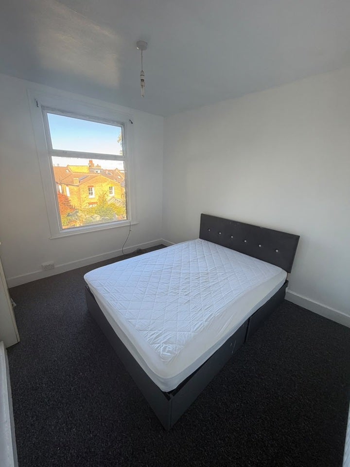 Room Dawson's Hill Footpath (Dunstan's Road to Ladlands) in Greater London