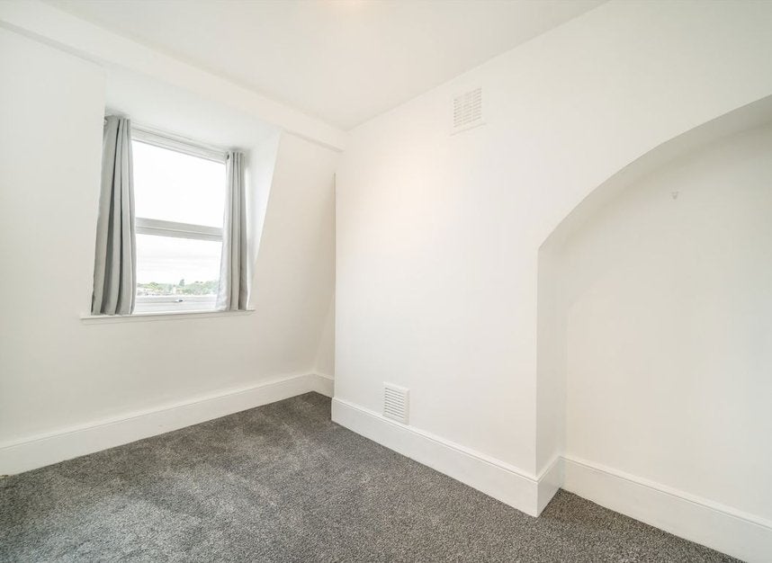 Flat Tooting High Street in Greater London