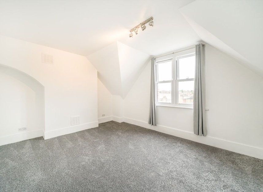 Flat Tooting High Street in Greater London