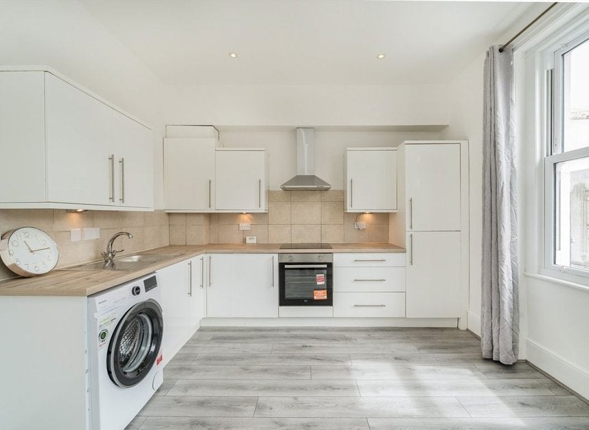 Flat Tooting High Street in Greater London