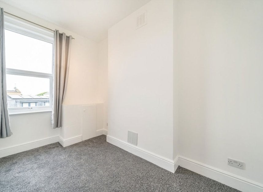 Flat Tooting High Street in Greater London