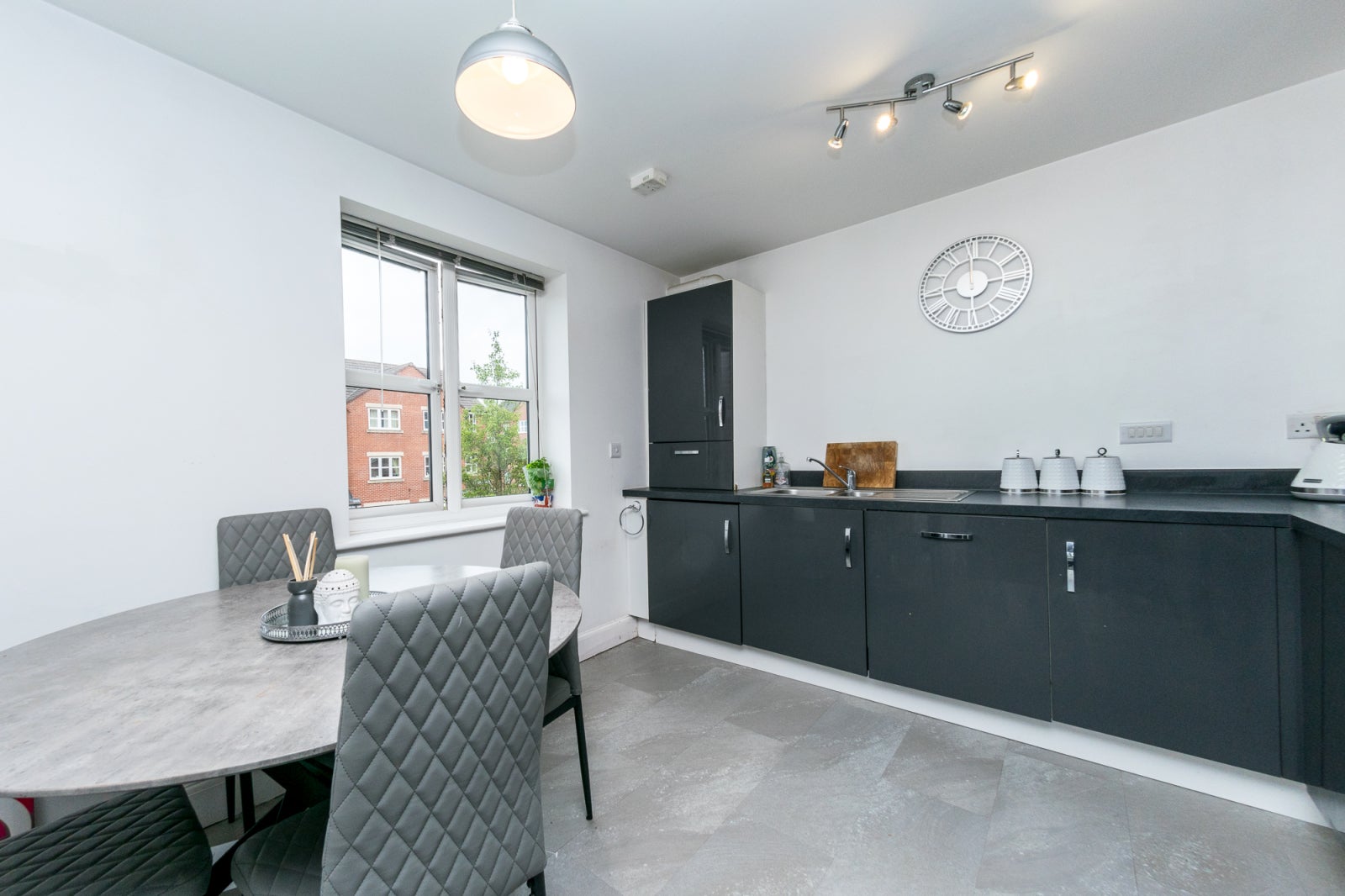 Flat Cliff Court in Kirklees
