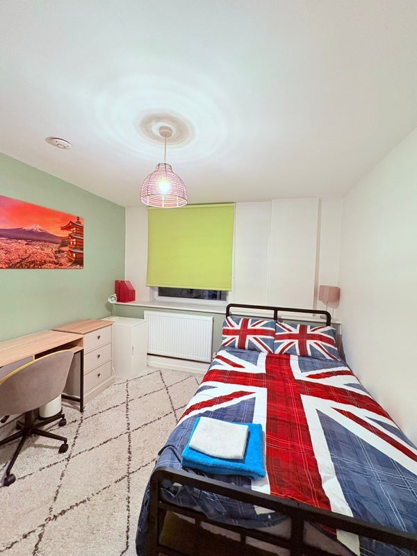 Room Vallance Road in Greater London