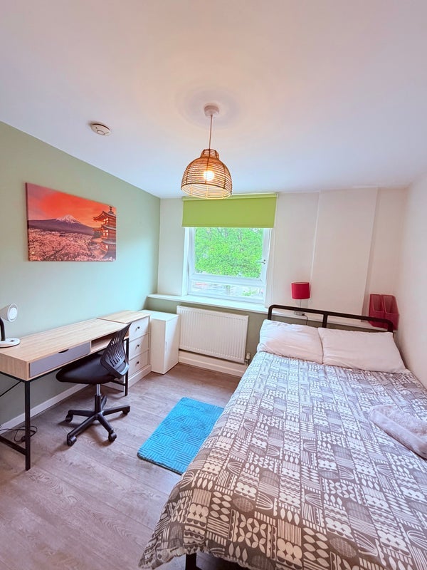Room Vallance Road in Greater London