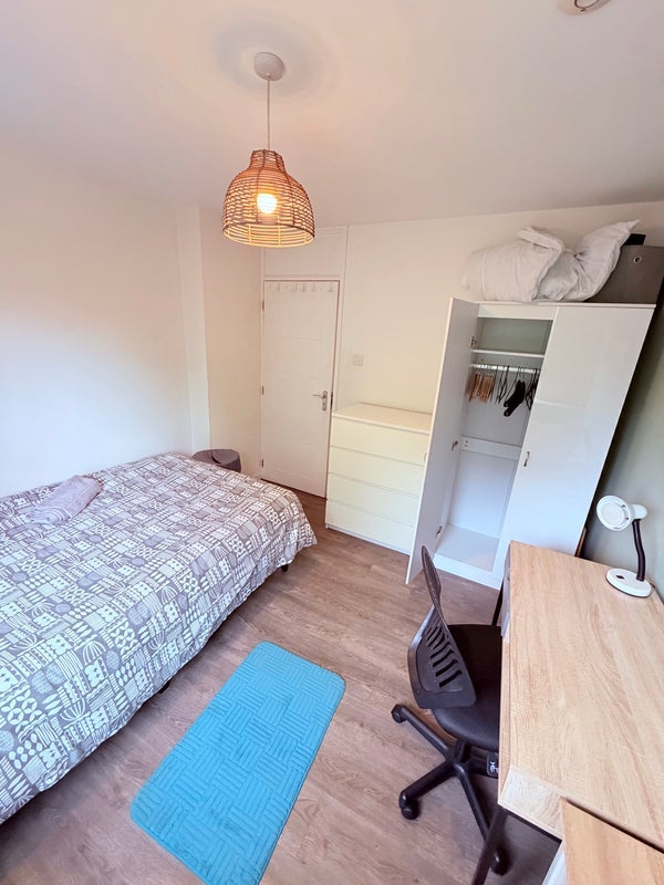 Room Vallance Road in Greater London