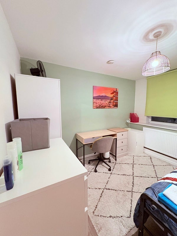 Room Vallance Road in Greater London