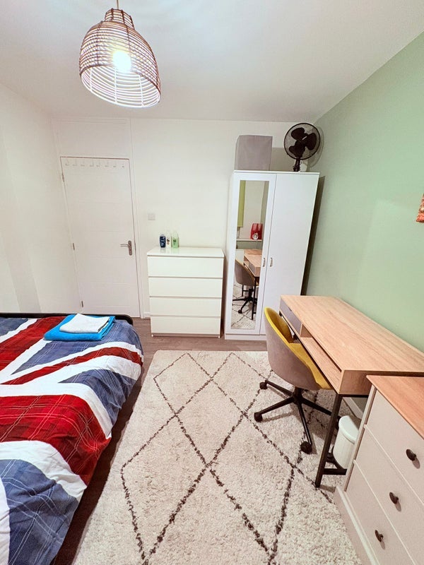 Room Vallance Road in Greater London