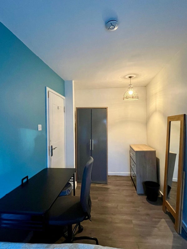 Room Vallance Road in Greater London