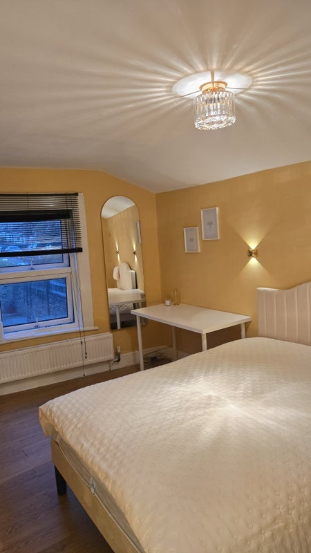 Room Fairlawn Park in Greater London
